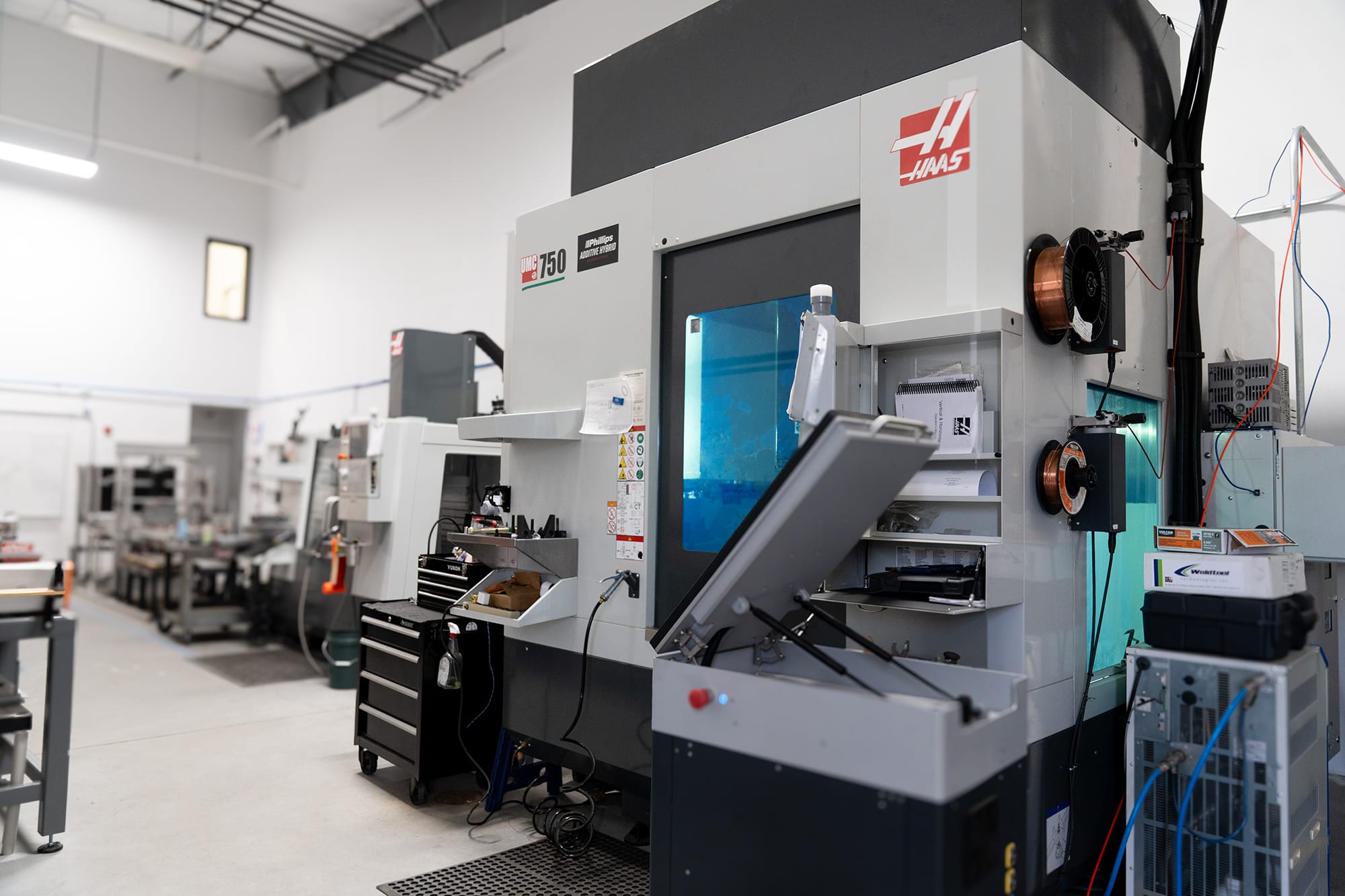 umc750 with VF2 in background interior of multiscale facilities with umc 750 and vf2 cnc and hybrid machines.
